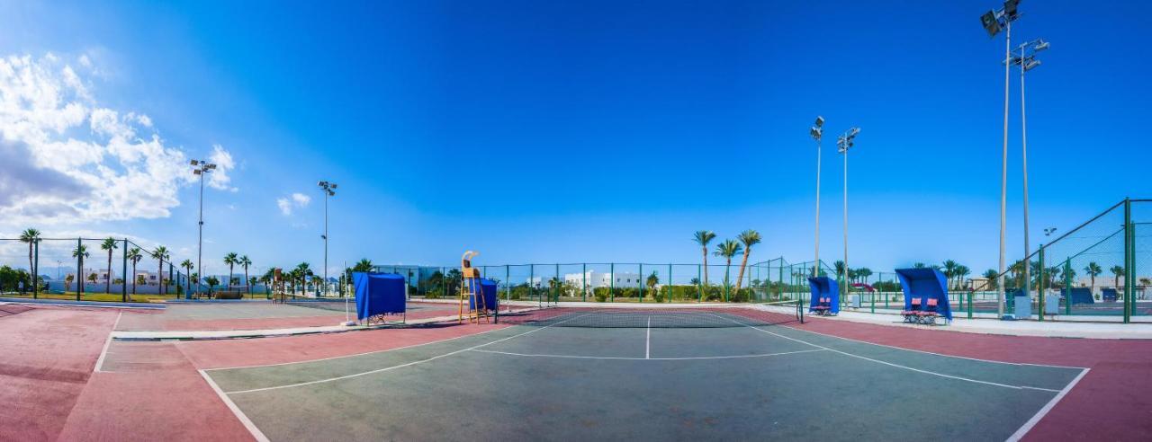 Pickalbatros Golf Beach Resort Sharm el-Sheik Eksteriør bilde Tennis courts at the complex