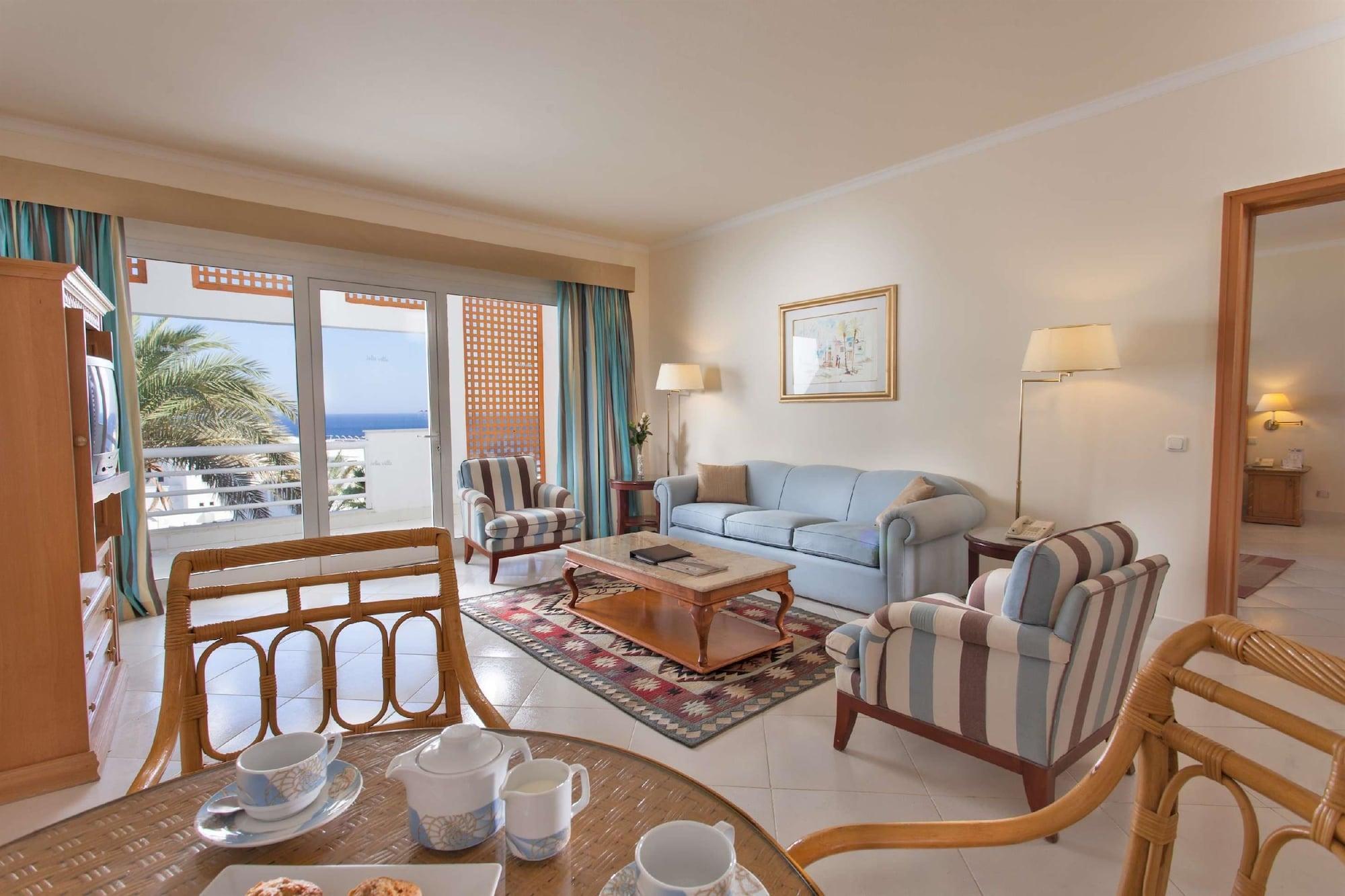 Pickalbatros Golf Beach Resort Sharm el-Sheik Eksteriør bilde A living room in a suite at the Hilton Sharm El Sheikh Resort