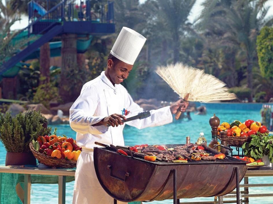Pickalbatros Golf Beach Resort Sharm el-Sheik Eksteriør bilde A chef cooking at the Atlantis Paradise Island